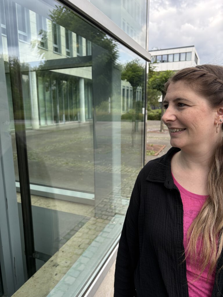 Jaci – Instagram Mentorin für Mamas, lacht und schaut zur Seite